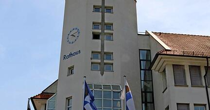 Noch ist nichts davon zu sehen, aber es ziehen wieder dunkle Wolken über dem Künzelsauer Rathaus auf.
Foto: Armin Rößler