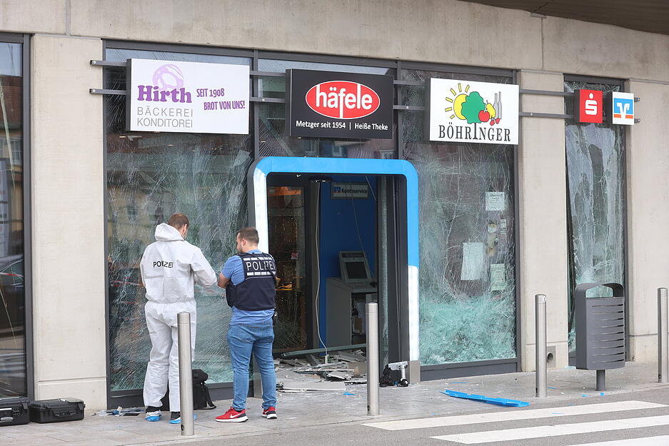 Polizei nach Geldautomaten-Sprengung in der Markthalle Offenau.