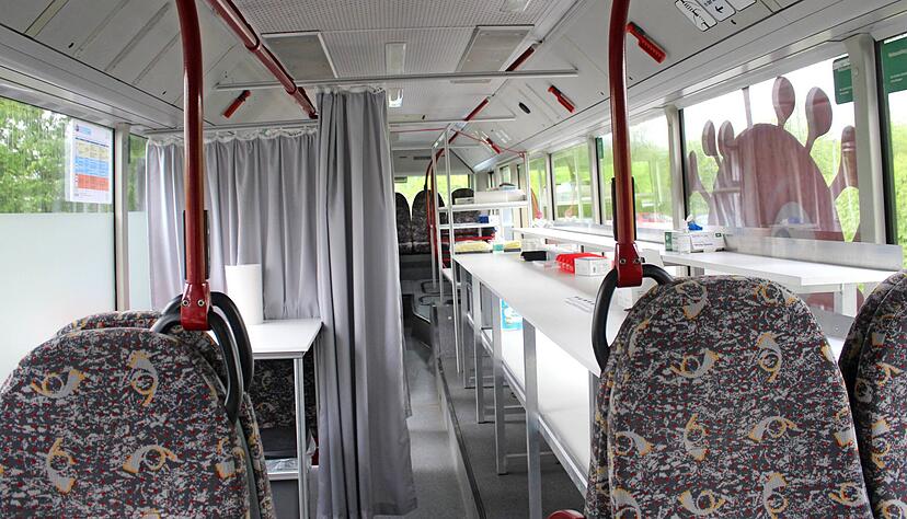 Wo früher Fahrgäste Platz nahmen, wird nun getestet. Im Bus wurden drei Testkabinen abgetrennt sowie Ablage- und Arbeitstische eingebaut. Foto: Gustav Döttling