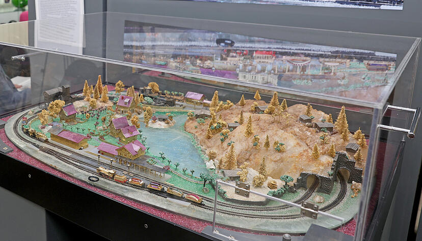 Die edelste Modelleisenbahn der Welt bei der Auktion in einer Vitrine.