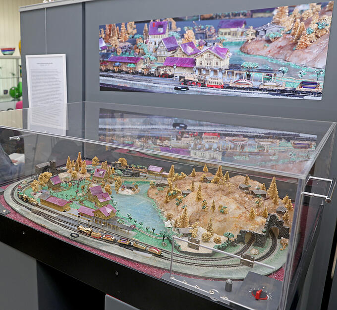 Die edelste Modelleisenbahn der Welt bei der Auktion in einer Vitrine.