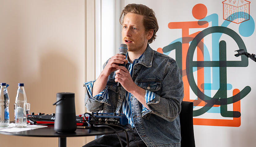 „Wenn man nicht weiß, wohin, bucht man sich ein Ticket nach Wien“. Leon Engler, Autor und Psychologe, rockt die Matinee und Lesung im Literaturhaus Heilbronn. „Wenn man nicht weiß, wohin, bucht man sich ein Ticket nach Wien“. Leon Engler, Autor und Psychologe, rockt die Matinee und Lesung im Literaturhaus Heilbronn.