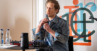 &bdquo;Wenn man nicht wei&szlig;, wohin, bucht man sich ein Ticket nach Wien&ldquo;. Leon Engler, Autor und Psychologe, rockt die Matinee und Lesung im Literaturhaus Heilbronn.