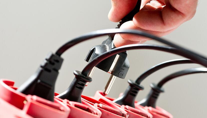 H&auml;ngen an einer Mehrfachsteckdose zu viele Ger&auml;te, kann die Leitung &uuml;berlasten und im schlimmsten Fall einen Brand ausl&ouml;sen.