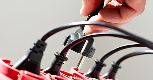 H&auml;ngen an einer Mehrfachsteckdose zu viele Ger&auml;te, kann die Leitung &uuml;berlasten und im schlimmsten Fall einen Brand ausl&ouml;sen.