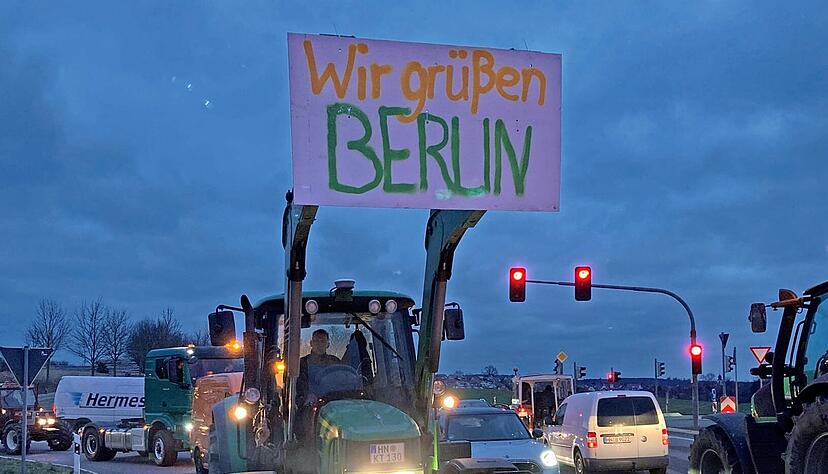 "Wir grüßen Berlin", steht am Frontlader dieses Traktors, der am Montagmorgen an der A6-Anschlussstelle bei Bad Rappenau-Bonfeld und Fürfeld in der Kolonne fährt. "Wir grüßen Berlin", steht am Frontlader dieses Traktors, der am Montagmorgen an der A6-Anschlussstelle bei Bad Rappenau-Bonfeld und Fürfeld in der Kolonne fährt.