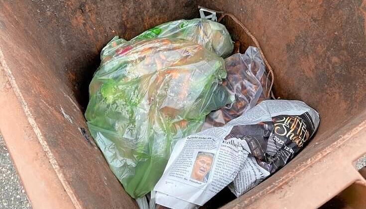 Solche falsch befüllten Biotonnen sind ein Problem im Hohenlohekreis. Dies gilt es künftig noch stärker zu vermeiden.