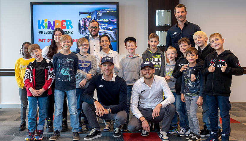 15 Nachwuchs-Reporter entlocken den DTM-Fahrern Ricardo Feller, Kelvin van der Linde und Ex-Sieger Martin Tomczyk bei einer Kinder-Pressekonferenz im Neckarsulmer Audi-Forum ungewöhnliche Antworten. Alexander Schnell aus der Chefredaktion der Heilbronner Stimme (hintere Reihe, Mitte) führte als Moderator durch die Pressekonferenz. 15 Nachwuchs-Reporter entlocken den DTM-Fahrern Ricardo Feller, Kelvin van der Linde und Ex-Sieger Martin Tomczyk bei einer Kinder-Pressekonferenz im Neckarsulmer Audi-Forum ungewöhnliche Antworten. Alexander Schnell aus der Chefredaktion der Heilbronner Stimme (hintere Reihe, Mitte) führte als Moderator durch die Pressekonferenz.