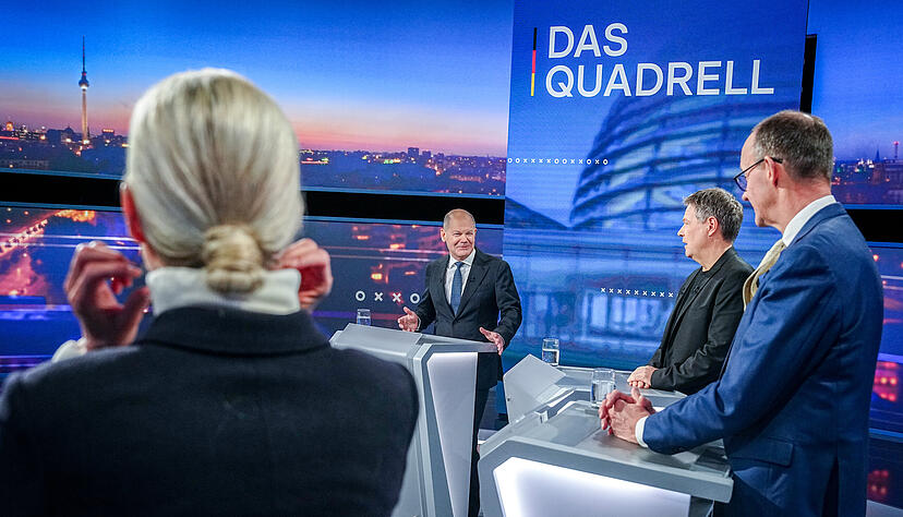 Alice Weidel (l-r), Fraktionsvorsitzende der AfD, Bundeskanzler Olaf Scholz (SPD), Robert Habeck (Bündnis 90/Die Grünen), Bundesminister für Wirtschaft und Klimaschutz, und Friedrich Merz, Unions Kanzlerkandidat und CDU Bundesvorsitzender, nehmen am "Quadrell" der TV Diskussion zum Bundestagswahlkampf im Studio teil. Alice Weidel (l-r), Fraktionsvorsitzende der AfD, Bundeskanzler Olaf Scholz (SPD), Robert Habeck (Bündnis 90/Die Grünen), Bundesminister für Wirtschaft und Klimaschutz, und Friedrich Merz, Unions Kanzlerkandidat und CDU Bundesvorsitzender, nehmen am "Quadrell" der TV Diskussion zum Bundestagswahlkampf im Studio teil.