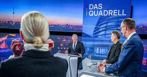 Alice Weidel (l-r), Fraktionsvorsitzende der AfD, Bundeskanzler Olaf Scholz (SPD), Robert Habeck (Bündnis 90/Die Grünen), Bundesminister für Wirtschaft und Klimaschutz, und Friedrich Merz, Unions Kanzlerkandidat und CDU Bundesvorsitzender, nehmen am "Quadrell" der TV Diskussion zum Bundestagswahlkampf im Studio teil.