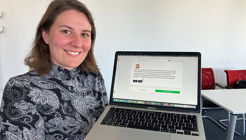 Sichtbar gewordener wissenschaftlicher Aufsatz: Ricarda Schlimbach zeigt die eigene Lern-KI Lucia, die sie mit Studenten entwickelt und auf die sie im Wintersemester zugreifen will. Die 33-J&auml;hrige Professorin der Hochschule Heilbronn hat den renommierte Paul-Gray-Award f&uuml;r den &bdquo;Most Thought Provoking Article 2024&ldquo; erhalten. Ausgezeichnet wurde ein Beitrag zur Gestaltung virtueller Lernbegleiter &ndash; digitalen Companions, die Studierende im Lernprozess aktiv unterst&uuml;tzen sollen.