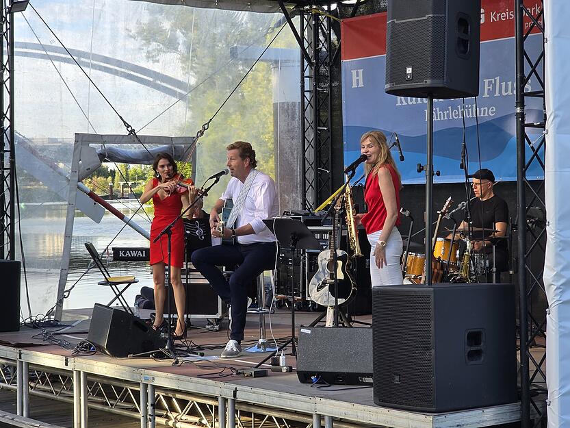 Donnerstags treten regionale Künstler mit Live-Musik auf. An diesen Tagen ist der Eintritt kostenfrei. Donnerstags treten regionale Künstler mit Live-Musik auf. An diesen Tagen ist der Eintritt kostenfrei.