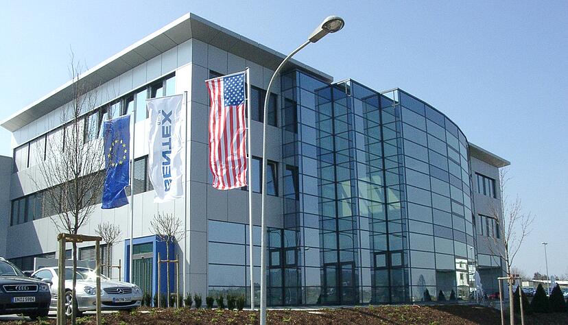 US- und Europa-Flagge verdeutlichen die Wichtigkeit: Für Gentex machen der europäische und der US-Markt 70 Prozent des Umsatzes aus.
Foto: Archiv HSt/Herwerth US- und Europa-Flagge verdeutlichen die Wichtigkeit: Für Gentex machen der europäische und der US-Markt 70 Prozent des Umsatzes aus.
Foto: Archiv HSt/Herwerth