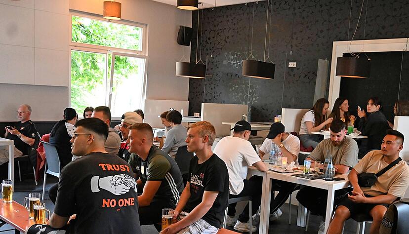 Die Bierbänke lassen erahnen, dass Public Viewing ist. Fan-Artikel waren im Emma aber Mangelware.
.. Fotos: Katrin Draskovits