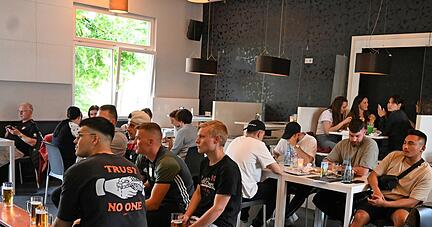 Die Bierbänke lassen erahnen, dass Public Viewing ist. Fan-Artikel waren im Emma aber Mangelware.
.. Fotos: Katrin Draskovits