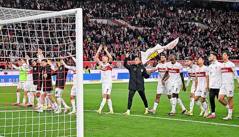Die Spieler des VfB Stuttgart feiern zusammen mit den Fans auf der Tribüne den 14. Sieg in dieser bislang so starken Bundesligarunde. Die Spieler des VfB Stuttgart feiern zusammen mit den Fans auf der Tribüne den 14. Sieg in dieser bislang so starken Bundesligarunde.