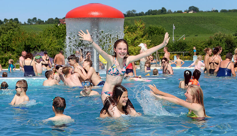 Wenn das Wetter stimmt, macht es großen Spaß im Freibad. Die Besucher müssen sich in dieser Saison allerdings auf neue Zeiten einstellen.
Foto: Archiv/Seidel Wenn das Wetter stimmt, macht es großen Spaß im Freibad. Die Besucher müssen sich in dieser Saison allerdings auf neue Zeiten einstellen.
Foto: Archiv/Seidel