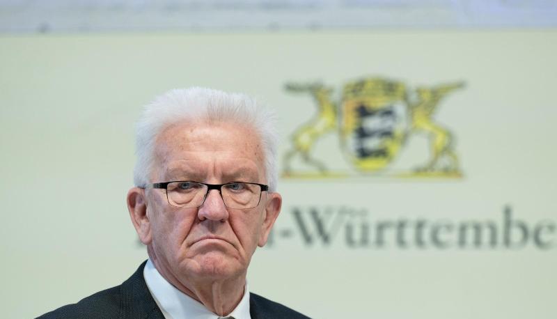 Winfried Kretschmann, Ministerpräsident von Baden-Württemberg, steht bei einer Pressekonferenz.