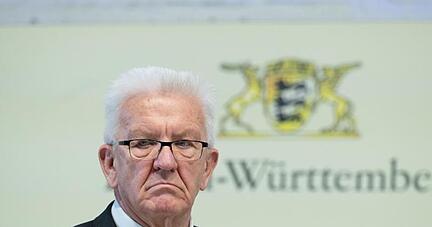 Winfried Kretschmann, Ministerpräsident von Baden-Württemberg, steht bei einer Pressekonferenz. Winfried Kretschmann, Ministerpräsident von Baden-Württemberg, steht bei einer Pressekonferenz.