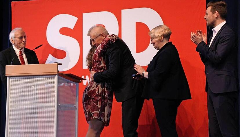 Die ersten Gratulanten zur Willy-Brandt-Medaille waren (von rechts) Bundestagskandidat Kevin Leiser, Katja Mast (MdB), Eva Neubert sowie Martin Probst.