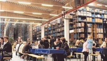 Aus dem Lager kurzerhand eine Wirtschaft gezaubert: Die Besucher informierten sich und labten sich am leckeren Essen.Foto: Waltraud Langer Aus dem Lager kurzerhand eine Wirtschaft gezaubert: Die Besucher informierten sich und labten sich am leckeren Essen.Foto: Waltraud Langer