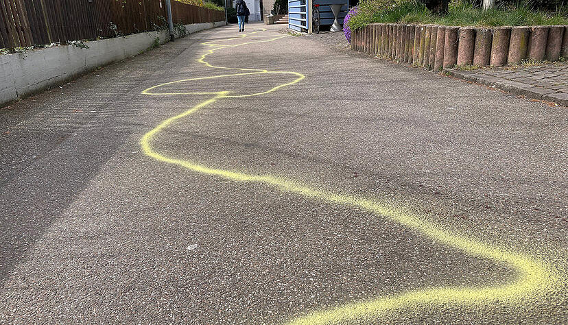 Die Polizei hat die Fluchtwege mit Farbe markiert.