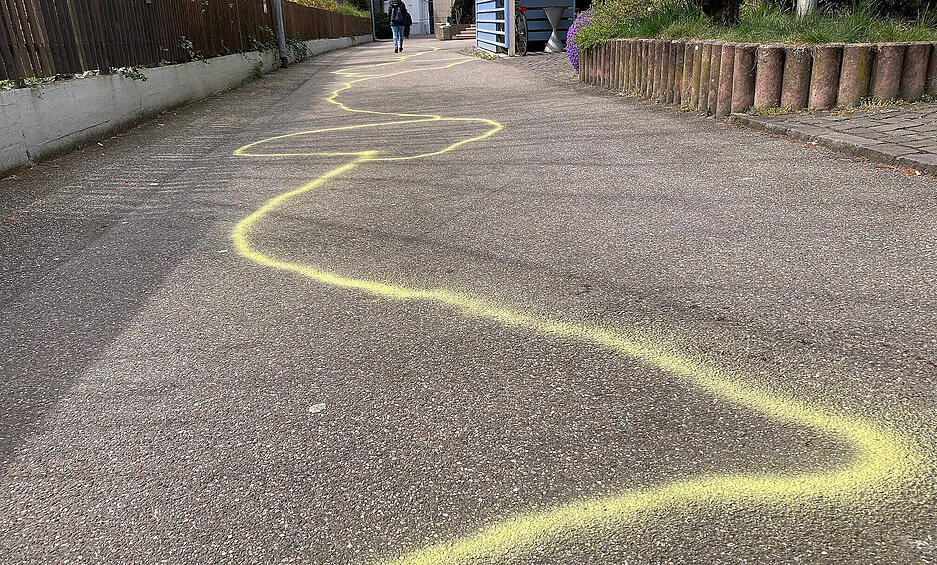 Die Polizei hat die Fluchtwege mit Farbe markiert.