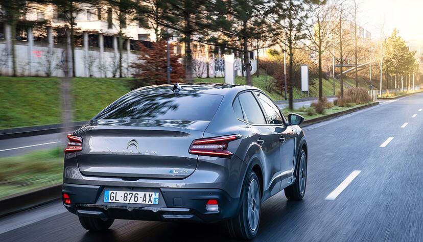 Die vordere H&auml;lfte der Karosse &uuml;bernimmt der Citro&euml;n C4X vom konventionellen C4. Das Heck wurde jedoch erkennbar in die L&auml;nge gezogen.