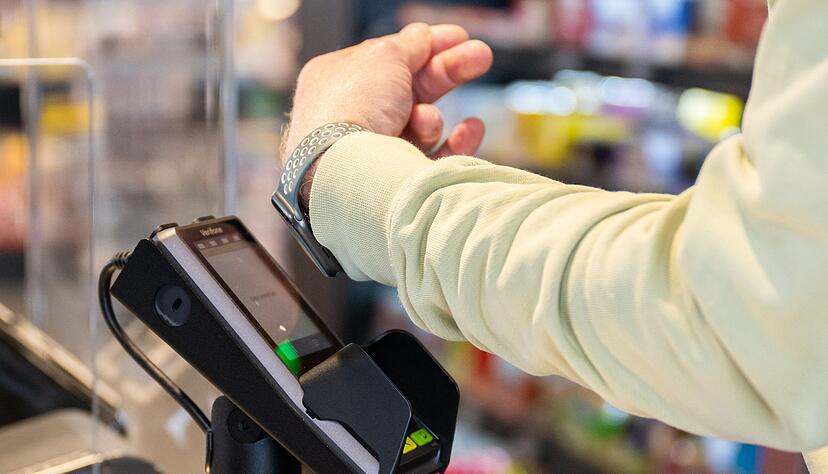 Ein Schwenk mit dem Handgelenk und schon sind die Eink&auml;ufe bezahlt - auch eine Smartwatch l&auml;sst sich mit Zahlungskarten verbinden.