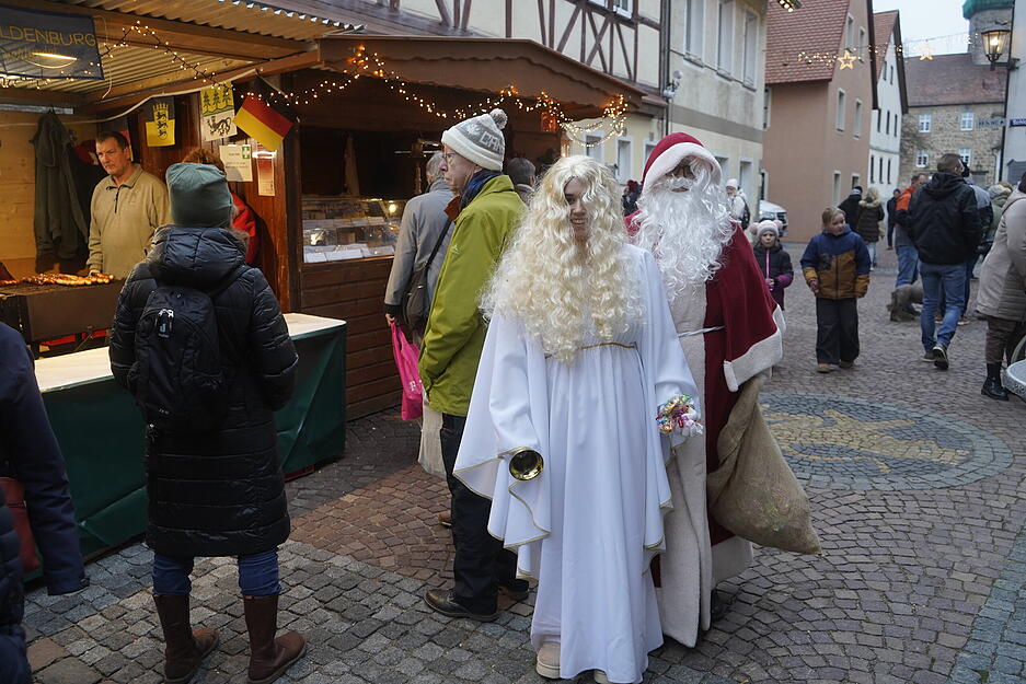 Wenn Tradition und Moderne aufeinandertreffen: Impressionen vom Weihnachtsmarkt. Wenn Tradition und Moderne aufeinandertreffen: Impressionen vom Weihnachtsmarkt.