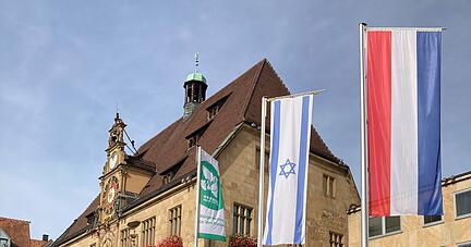Es soll ein Zeichen der Solidarität sein: Vor dem Heilbronner Rathaus weht seit Dienstag die Flagge Israels. Daneben: Die Flagge der "Mayors for Peace" (deutsch: Bürgermeister für den Frieden)