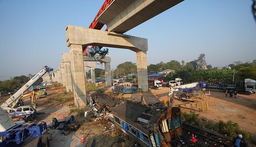 Bei dem schweren Zugungl&uuml;ck kamen mindestens 32 Menschen ums Leben.