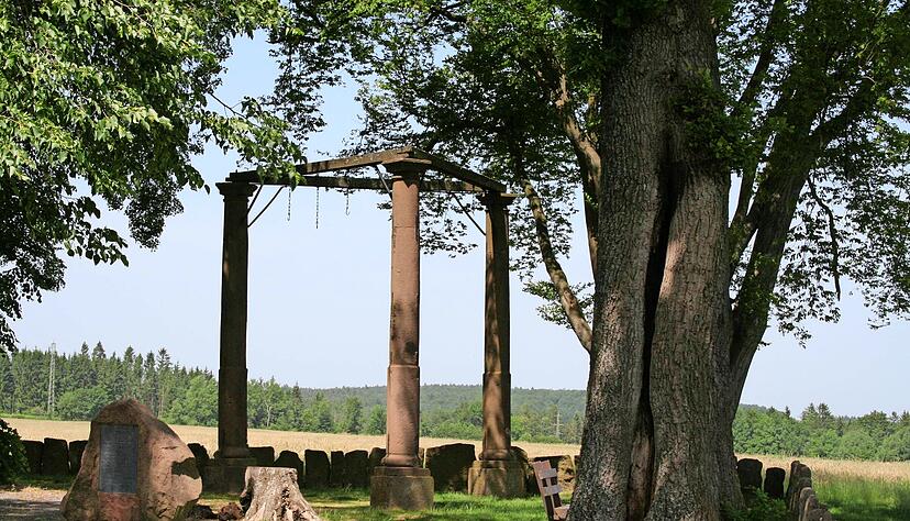 So oder so ähnlich hat es auch auf dem Hesselbronner Henkersplatz ausgesehen: Im Odenwald bei Beerfelden ist der Galgen aus dem 16. Jahrhundert bis heute erhalten. So oder so ähnlich hat es auch auf dem Hesselbronner Henkersplatz ausgesehen: Im Odenwald bei Beerfelden ist der Galgen aus dem 16. Jahrhundert bis heute erhalten.
