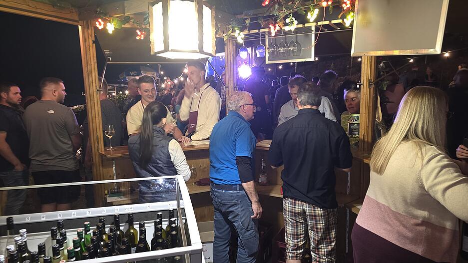 Viele Gäste blieben bis spät in die Nacht. Viele Gäste blieben bis spät in die Nacht.