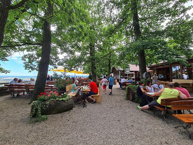 Gut 100 000 Einheimische, Ausflügler und Urlauber lassen es sich jährlich in der Waldschenke schmecken.