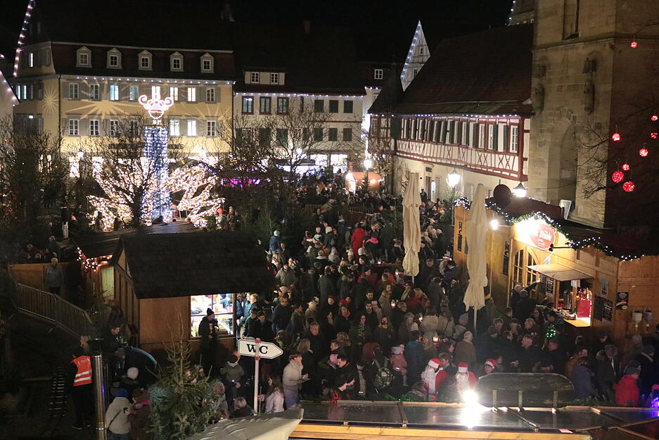 Lichterketten und Fachwerkhäuser schaffen eine einzigartige Weihnachtskulisse.