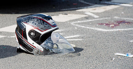 ARCHIV - ILLUSTRATION - Ein beschädigter Motorradhelm liegt am 07.04.2016 auf einer Straße nach einem schweren Verkehrsunfall zwischen einem Motorrad und einem Auto in Hannover (Niedersachsen). Foto: Julian Stratenschulte/dpa  (zu dpa vom 01.10.2016) +++(c) dpa - Bildfunk+++ | Verwendung weltweit