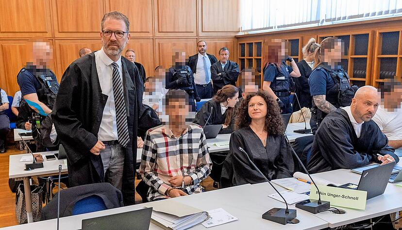 Das Landgericht verhandelt gegen sieben Angeklagte wegen versuchten gemeinschaftlichen Mordversuchs, weil der Sohn einer Familie mit der Schwester des Hauptangeklagten spazieren war. Das Landgericht verhandelt gegen sieben Angeklagte wegen versuchten gemeinschaftlichen Mordversuchs, weil der Sohn einer Familie mit der Schwester des Hauptangeklagten spazieren war.