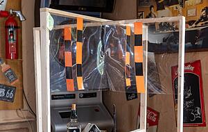 Ein weiterer, unten offener Trennschutz f&uuml;r G&auml;ste an einem Vierer-Tisch. Foto: Mario Berger