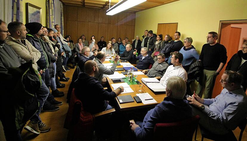 Viele sind genau wegen dieser Entscheidung gekommen: Die Abstimmung im Ortschaftsrat &uuml;ber die Zukunft der Ernsbacher Grundschule.
Foto: Tamara Ludwig