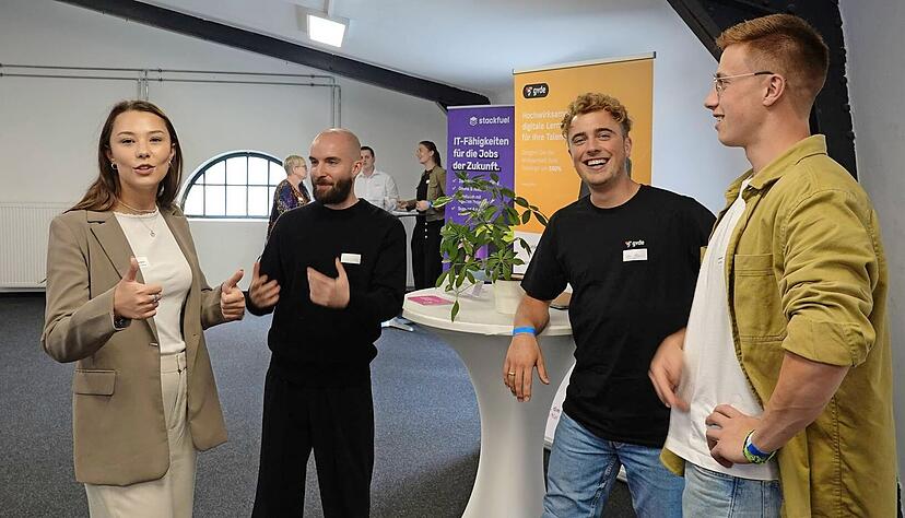 Aus Berlin, Stuttgart und Darmstadt sind die Start-ups aus dem Bildungssektor gekommen, um sich bei "Bildung trifft Wirtschaft" in der Kletterarena zu präsentieren. Neue Lernformen werden immer wichtiger. Aus Berlin, Stuttgart und Darmstadt sind die Start-ups aus dem Bildungssektor gekommen, um sich bei "Bildung trifft Wirtschaft" in der Kletterarena zu präsentieren. Neue Lernformen werden immer wichtiger.