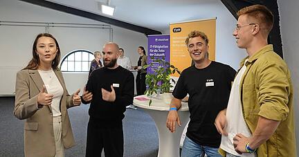 Aus Berlin, Stuttgart und Darmstadt sind die Start-ups aus dem Bildungssektor gekommen, um sich bei "Bildung trifft Wirtschaft" in der Kletterarena zu pr&auml;sentieren. Neue Lernformen werden immer wichtiger.
Fotos: Christian Gleichauf