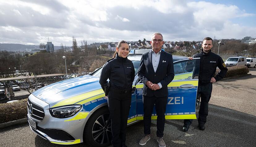 Minister Strobl stellte die neuen Uniformen vor.