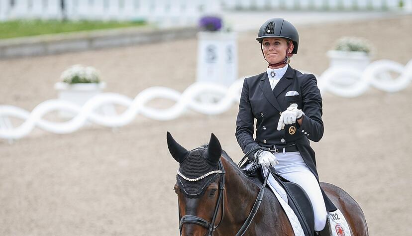 Siegreiches Duo: Jessica von Bredow-Werndl mit Weltcup-Debütant Diallo. Siegreiches Duo: Jessica von Bredow-Werndl mit Weltcup-Debütant Diallo.