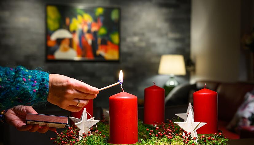 Advent, Advent, ein Lichtlein brennt: Regelmäßiges Besprühen mit Wasser und das Übernachten auf dem Balkon helfen, den Adventskranz länger frisch und weniger entflammbar zu halten.