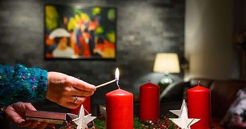 Advent, Advent, ein Lichtlein brennt: Regelmäßiges Besprühen mit Wasser und das Übernachten auf dem Balkon helfen, den Adventskranz länger frisch und weniger entflammbar zu halten.