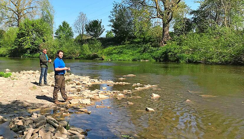 Idyllisches Plätzchen: Walter Drauz, Vorsitzender der Anglerfreunde, mit Sohn Steffen am Altarm des Neckar. Hier haben die Petrijünger Platz, ihrem Hobby nachzugehen, auch in Corona-Zeiten. Die Wasserqualität habe sich in den vergangenen 20 Jahren deutlich verbessert, so der Vereinschef. Das mache sich am Fischbestand bemerkbar.
Fotos: Jörg Kühl