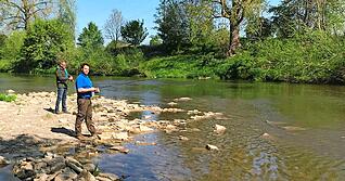Idyllisches Plätzchen: Walter Drauz, Vorsitzender der Anglerfreunde, mit Sohn Steffen am Altarm des Neckar. Hier haben die Petrijünger Platz, ihrem Hobby nachzugehen, auch in Corona-Zeiten. Die Wasserqualität habe sich in den vergangenen 20 Jahren deutlich verbessert, so der Vereinschef. Das mache sich am Fischbestand bemerkbar.
Fotos: Jörg Kühl