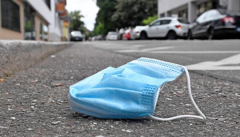 Weggeworfene Maske in Heilbronn: Innerhalb der Stadt gibt es laut Verwaltung keine lokalen Häufungen von Infektionen. Andere Städte richten den Fokus auf sozial benachteiligte Quartiere.
Foto: Archiv/Berger Weggeworfene Maske in Heilbronn: Innerhalb der Stadt gibt es laut Verwaltung keine lokalen Häufungen von Infektionen. Andere Städte richten den Fokus auf sozial benachteiligte Quartiere.
Foto: Archiv/Berger