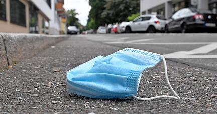 Weggeworfene Maske in Heilbronn: Innerhalb der Stadt gibt es laut Verwaltung keine lokalen Häufungen von Infektionen. Andere Städte richten den Fokus auf sozial benachteiligte Quartiere.
Foto: Archiv/Berger